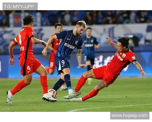 张琳芃关键时刻解围成功助力球队保住胜利希望展现出色防守能力 张琳芃关键时刻解围成功助力球队保住胜利希望展现出色防守能力